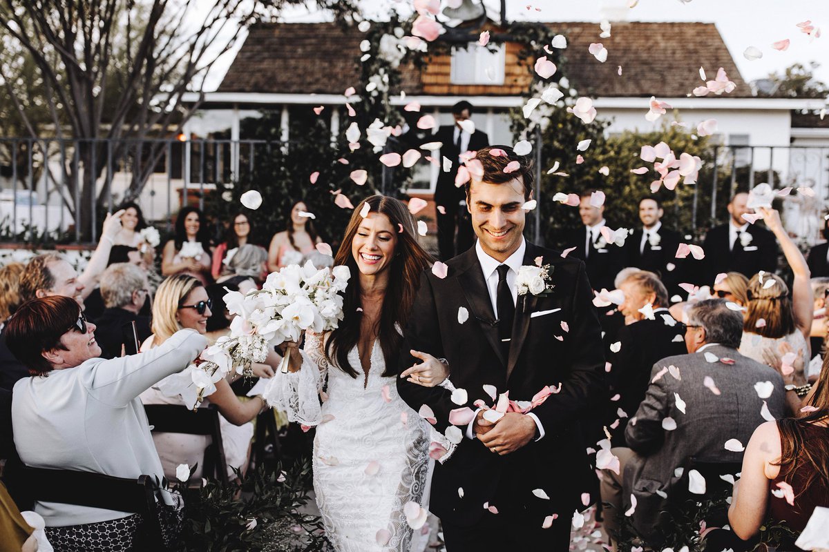 Fun to see this wedding on <a href="/junebugweddings/">Junebug Weddings</a> today! The full wedding is also on my blog.

junebugweddings.com/wedding-blog/f…

mattlien.com/blog/