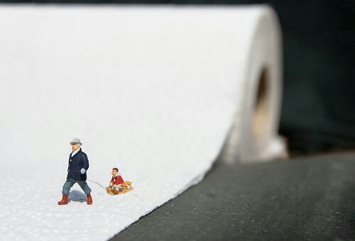 малюсенькие человечки. фото маленького человечка. маленькие человечки в большом мире. миниатюра человека. маленькие человечки.