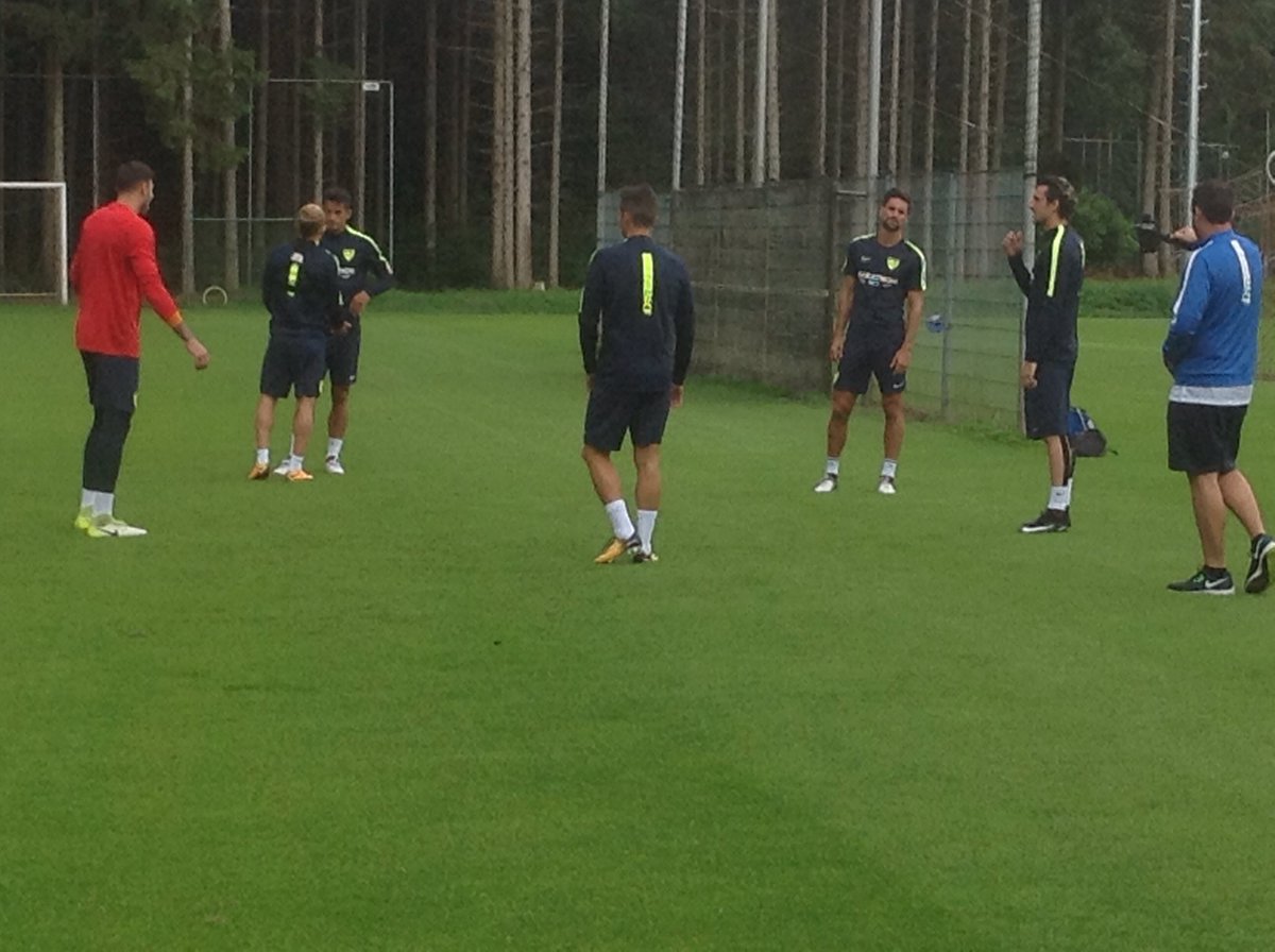 A punto de comenzar el entrenamiento vespertino. Kuzmanovic (a la derecha) trabaja por primera vez con todo el grupo.