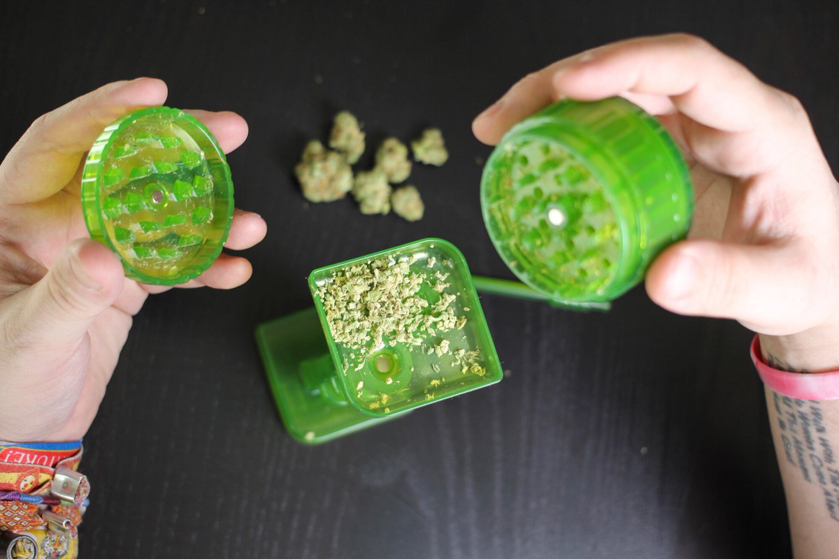 leangreenwizard's tweet photo. The 4 piece grinder that comes in the #LeanGreenWizard kit is made from the same polymer used in bullet proof glass. https://t.co/cJ6EpsgMqz