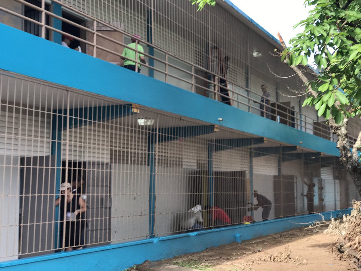 carlosbianchiPR's tweet image. Alguien sabe cuál es el beneficio educativo el pintar las escuelas de azul? #increible