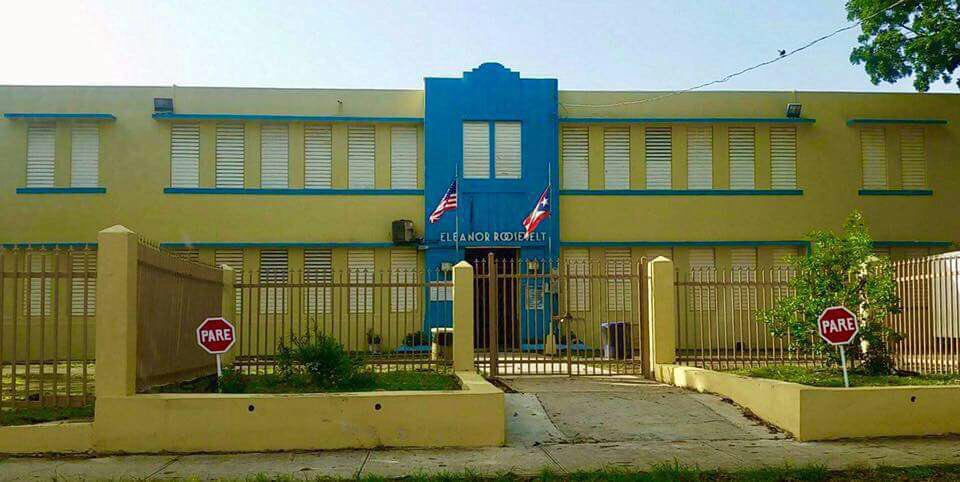 carlosbianchiPR's tweet image. Alguien sabe cuál es el beneficio educativo el pintar las escuelas de azul? #increible