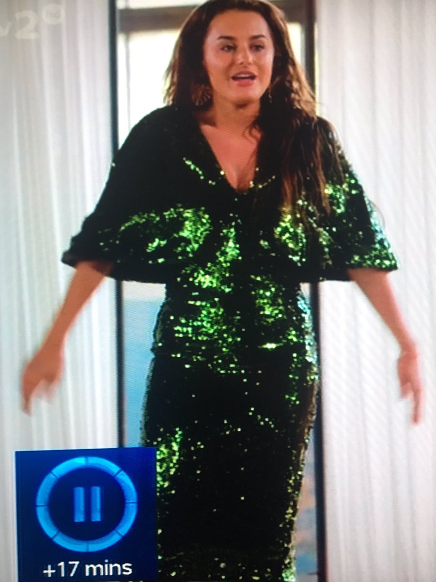 DanielCatris's tweet image. Amber looks like a bloody quality street #LoveislandFinal