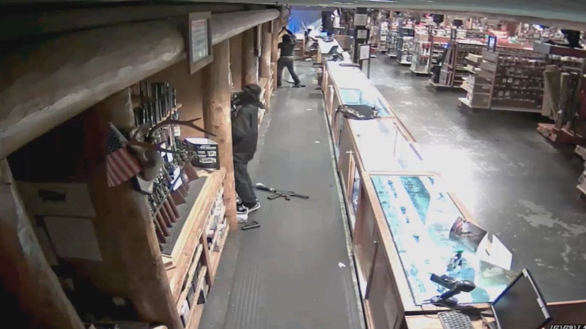 Thieves steal high-powered rifles, shotguns from Bass Pro Shops in Dania Beach bit.ly/2vCEQwW https://t.co/AaM3fTIrVv