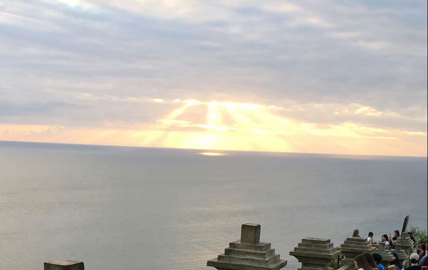 hidenhand1's tweet photo. Bali today! 

Does the sun look 93mil miles away?

Look @ the hot spot! And look @ the angle of light! 

#NasaLies #FlatEarth #IsItFlat 🤑 https://t.co/wVFY4cvJHb