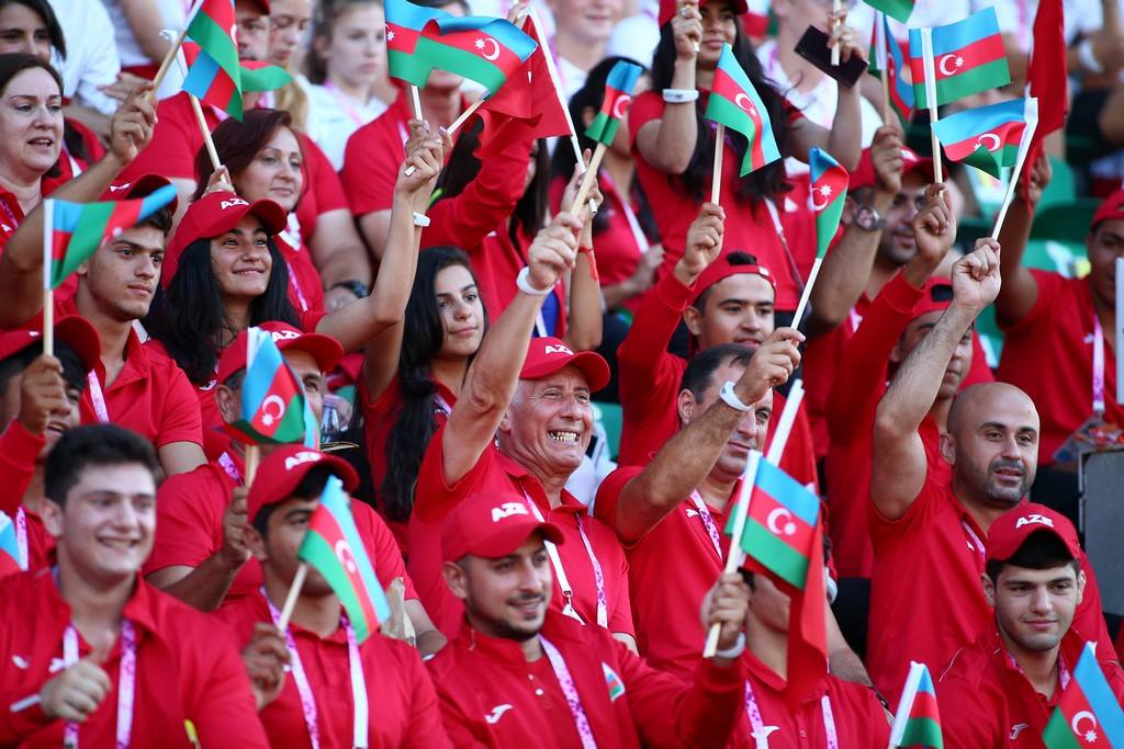 NOCAzerbaijan's tweet photo. #EYOFgyor2017 #gyor #Hugoo #EYOFlife #openingceremony2017 #smile #azerbaijanteam 🇦🇿 https://t.co/qSQKytryYM