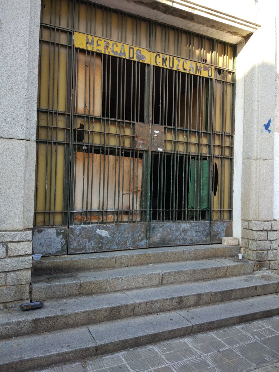 SandraEvaMC's tweet photo. Hay algún plan para q el #MercadoCruzcampo se recupere?? Algo se podrá hacer, no?? Es un estercolero en medio de la ciudad.. @Ayto_Sevilla https://t.co/9iGAOE1wKb