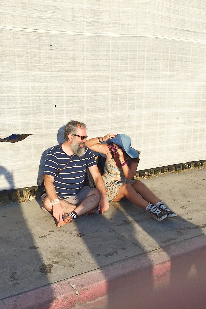 zoebowie__'s tweet photo. my dad and i ran into each other @ fyf this weekend and his buddy took this pic lmao (dad made it his lockscreen) https://t.co/mPez2Ri4L3