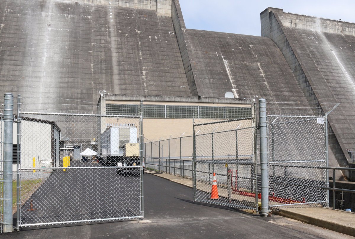 Did you know that we are equipped for large commercial projects as well?
Give us a call to get a quote! 888-871-7376 #commercial #fencing