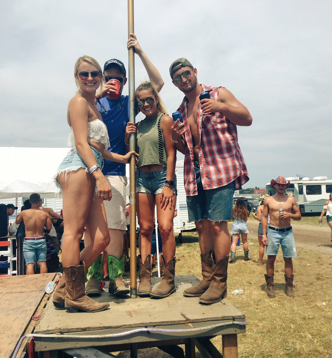 morganlatorre's tweet photo. Here's to the nights we don't remember, but friends we'll never forget, untill next time faster #partyofthesummer #5yearslotsofbeers https://t.co/baAMERfUJv