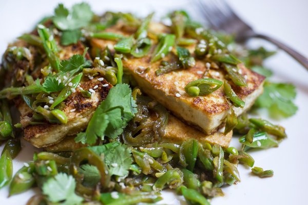 AFCSoyFoods's tweet photo. Let your #tofu sear for 2-3 minutes without touching to prevent it from breaking in the pan! #tofutips https://t.co/nffcN187dE https://t.co/6ZEfSr1INA