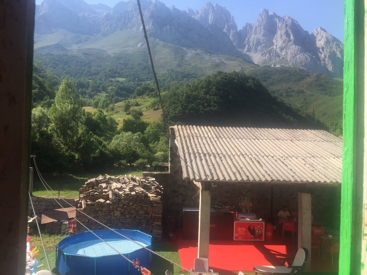 La Terraza de Casa ABASCAL en Posada de Valdeon. #Leon <a href="/davidbisbal/">davidbisbal</a> #montaña #trail #hotel #motos <a href="/RunningLeon/">Running León</a> <a href="/LeonAyto/">Ayuntamiento de León</a> #metamorfonsis