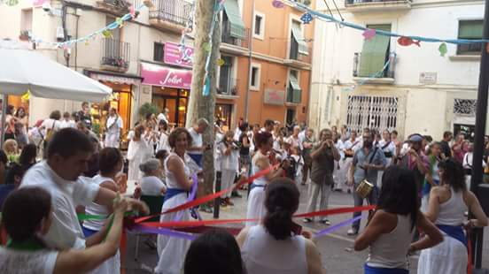 fmelvendrell's tweet photo. La festa major comença quan els balls es saluden i inunden les places i carrers. Bona festa major 
#femlagrossa #santaanna2017 https://t.co/EFxjVCaBC5