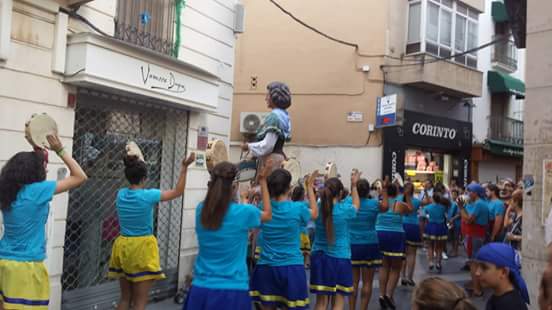 fmelvendrell's tweet photo. La festa major comença quan els balls es saluden i inunden les places i carrers. Bona festa major 
#femlagrossa #santaanna2017 https://t.co/EFxjVCaBC5