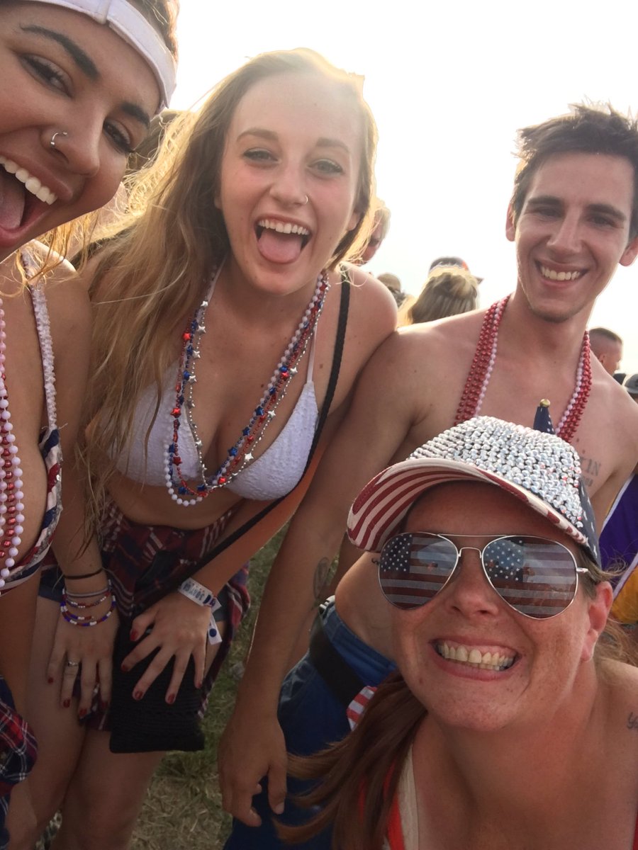 loco_mocoso's tweet photo. best weekend of my entire life🇺🇸 #fasterhorses2017 #5yearslotsofbeers https://t.co/38UGBIv7tk
