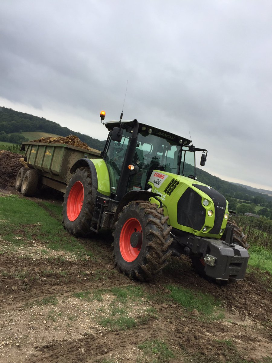 MJTosdevineLTD's tweet photo. Another day of poor weather calling for a day of muck cart! #farming #claas #merlo #awtrailers https://t.co/2IiPMJKUHI