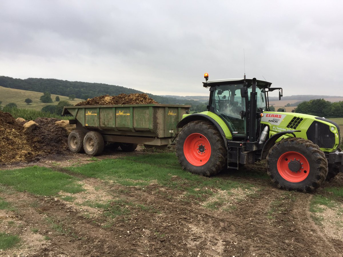 MJTosdevineLTD's tweet photo. Another day of poor weather calling for a day of muck cart! #farming #claas #merlo #awtrailers https://t.co/2IiPMJKUHI