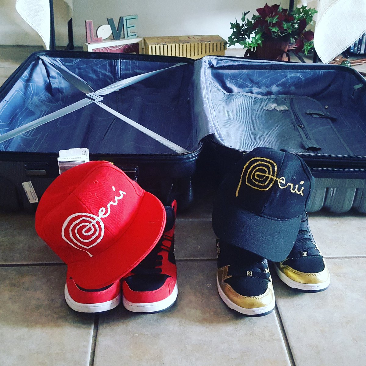 vaquita81's tweet image. Packing day 😁🎉🇵🇪👗👖👕👟👠👒🎒💄so far what I got too 😁 much to pack and Idk what haha. #zinproblems #zincon2017 #orlando #peru #peruviangirl