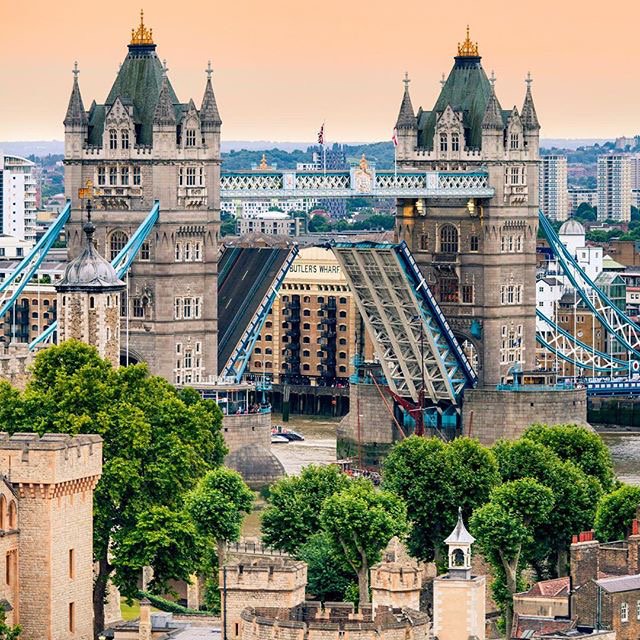 SheriffHotel's tweet image. It takes both sides to build a bridge! Fredrik Neal 🤗 #towerbridge