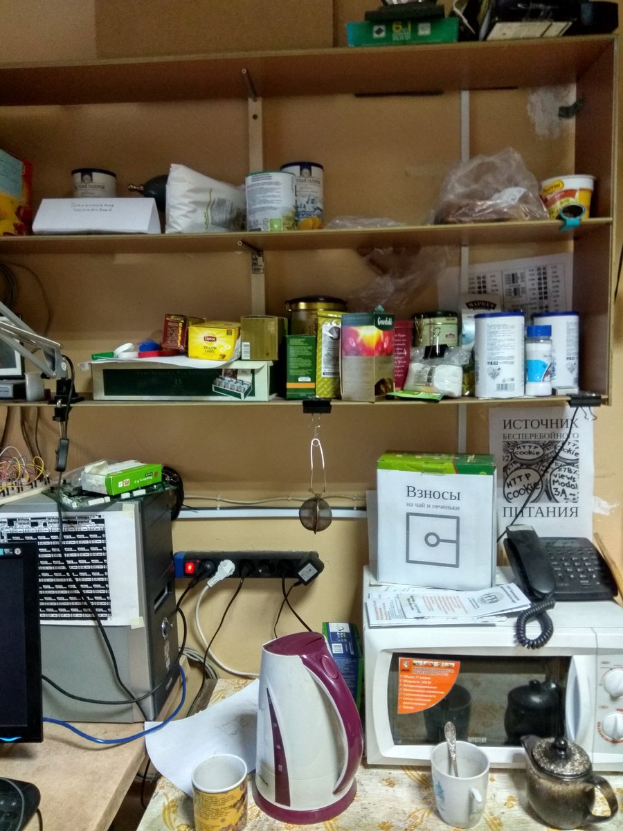 cadrspace's tweet photo. Источник бесперебойного питания для участников хакерспейса. https://t.co/8dihh4Q62A