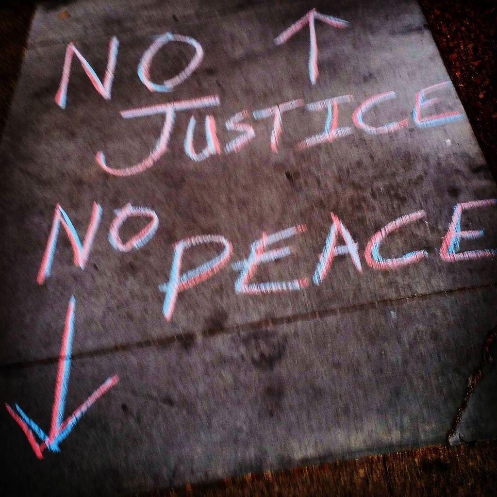 EYEAM4ANARCHY's tweet photo. No justice, no peace. Fuck racist police.
#ChalkThePoliceState #LVMPD #ChalkBlock #LasVegas https://t.co/OzteNWkb7I https://t.co/ILzD3SgQfg