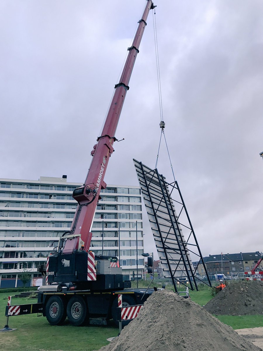 NiestenLevi's tweet photo. Vanochtend bouwborden langs de voormalige A2 verwijderd. Zo verdwijnt er een vertrouwend stukje van de A2tunnel uit het straatbeeld #Avenue2 https://t.co/V2jykDGssT