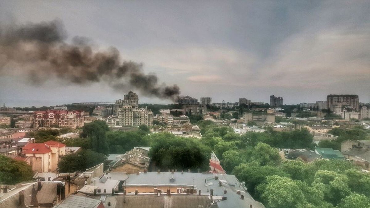 myworldhysteria's tweet image. На Ланжероне горит ресторан «Хуторок» прямо сейчас. Столб дыма виден даже за Поскотом. #Одесса