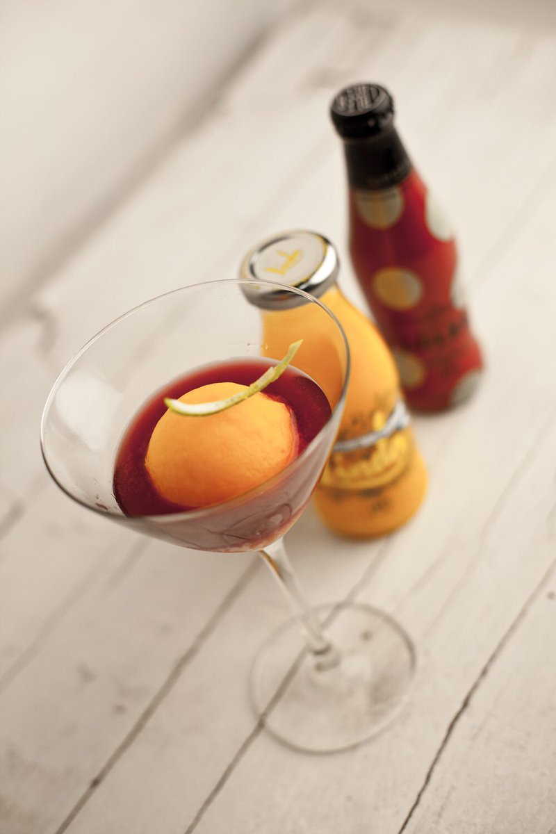 #LoleaxLinda ¡Nos encantan los distintos sabores de <a href="/tomalindalimon/">LINDA Limón</a>! 🍊Congela el de mandarina y añade una bola a tu Sangría Lolea N.1. 😌👌🏼