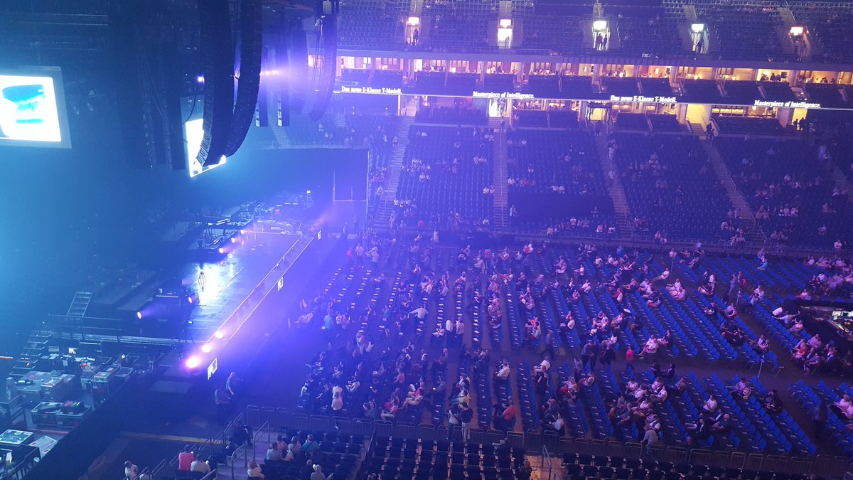 rizasf's tweet photo. Waiting for you #celindionlive2017 🎶🎤❤ https://t.co/txAkX1zucX
