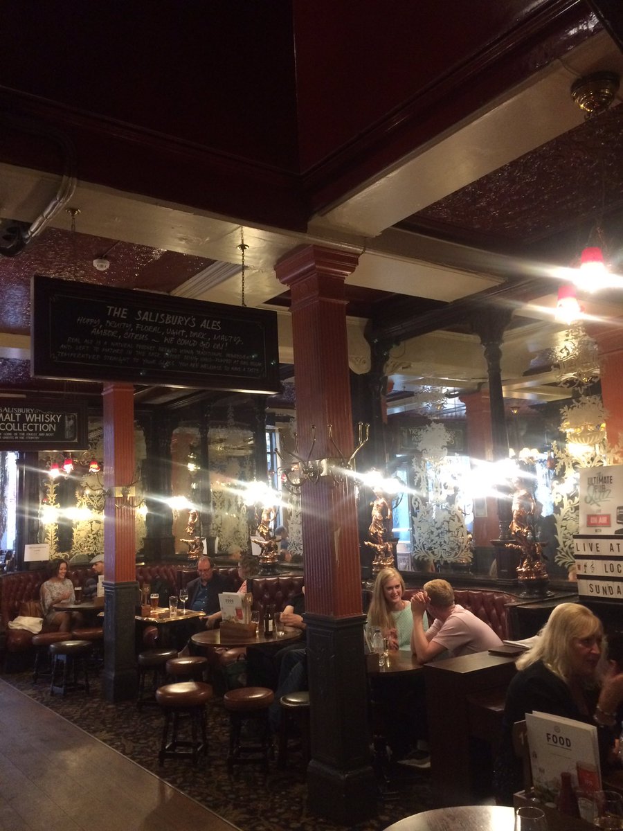 London Pub is buzzing: sch.mp/0gMxWh - RT <a href="/sturgios/">john sturgis</a> Name that London pub.