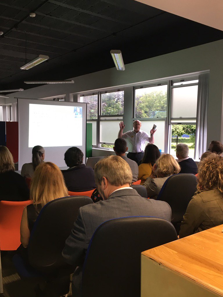 MyMustard's tweet photo. Carl from  @endlessbookcase discussing authors and audience @DesklodgeHemel #ALittleBitOfNetworking https://t.co/hANUXIgdax