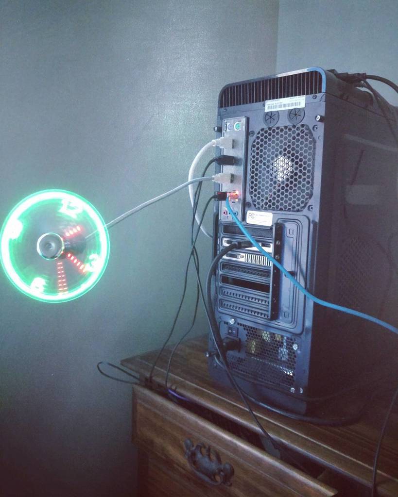 lowtyde85's tweet photo. It's hot so I got ausb fan /clock https://t.co/VM3sgZjMoy https://t.co/zfbUtzwTzH