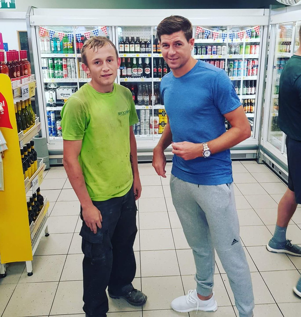 brookbirchls's tweet photo. Another happy customer! 😂 our apprentice Adam with his idol #StevenGerrard @SGF08 https://t.co/0vKDkTBgt7