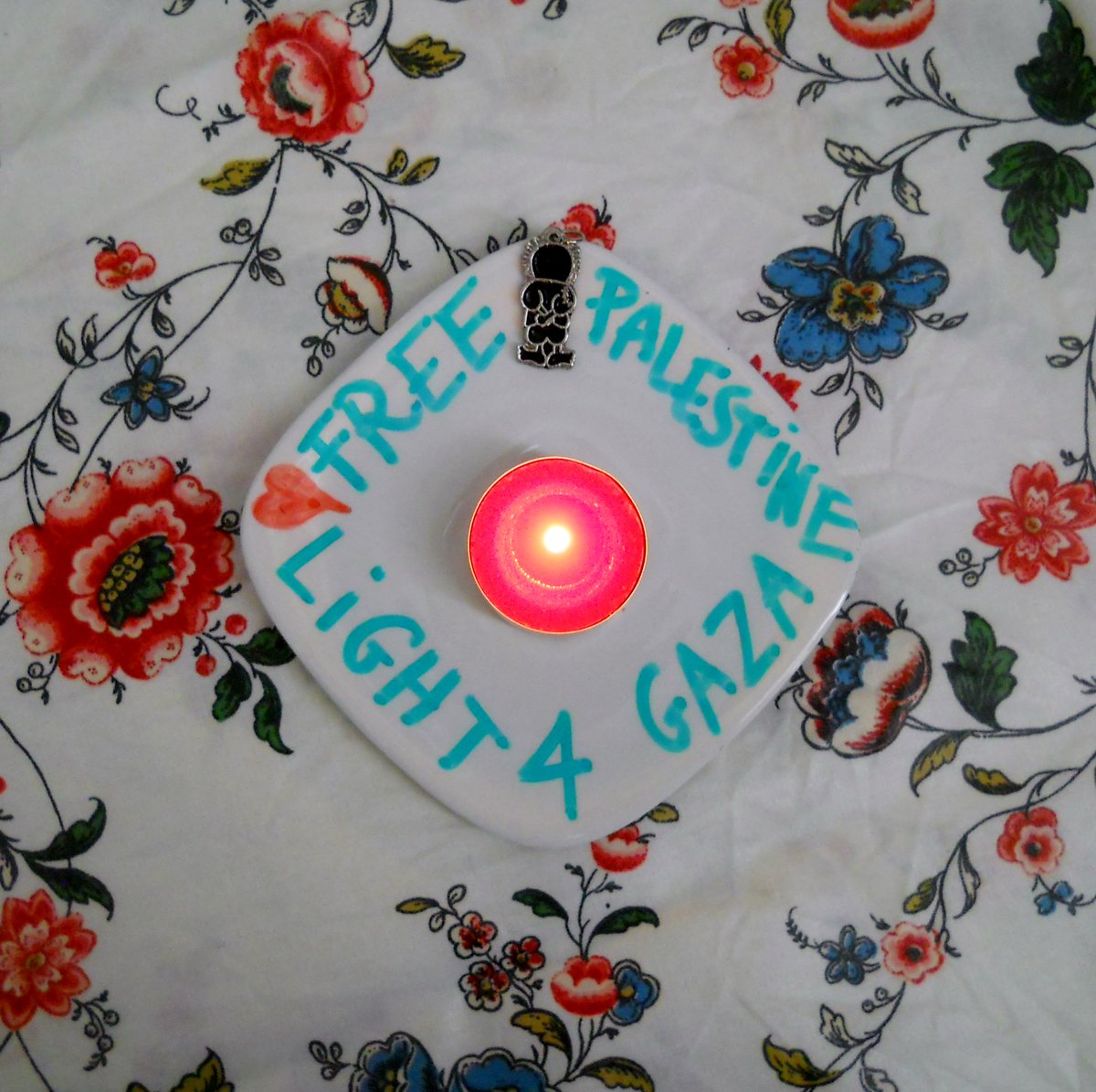 MarianneK88's tweet photo. @Hammersfanno @CockneyActivist @CathyHutton1 @philipgeany @FAApartheid @swilkinsonbc @amanda_damanda @birdsighn @carmenlopezmar7 @ManchesterPSC @joe_n1nety @Carolyn_Morgan2 #FreePalestine #Light4Gaza ✊❤️🇵🇸💡🕯️🙂 https://t.co/CyKj7mQkm0