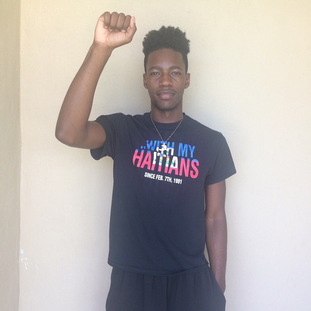 Benji03_'s tweet photo. #BSYOU campaign. I rep @USFClubCreole!! Put ur fist up and go rep ur organization!! Don't have an org?You can still participate for a prize! https://t.co/GnWGgySzL4