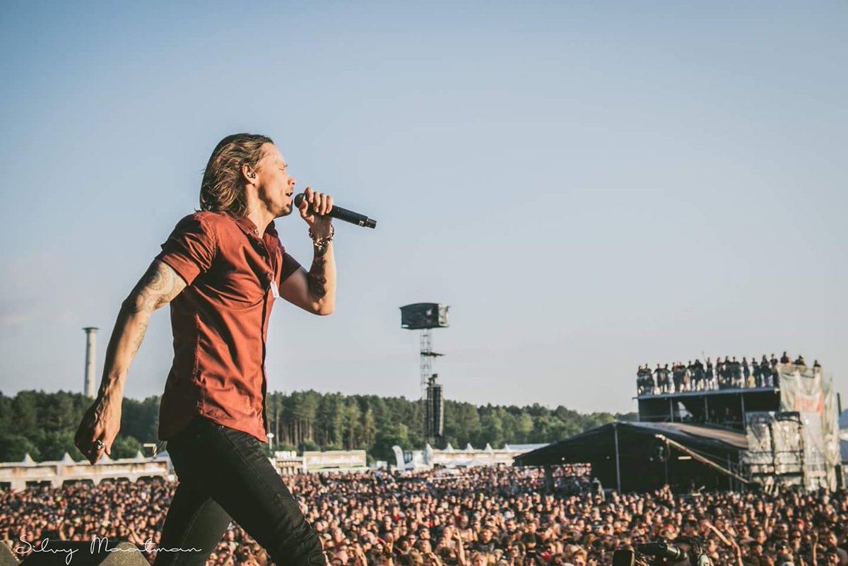 MylesKSolo's tweet photo. @MylesKennedy rocking the stage at Graspop! 👊👊 https://t.co/ReSNSK0eBO