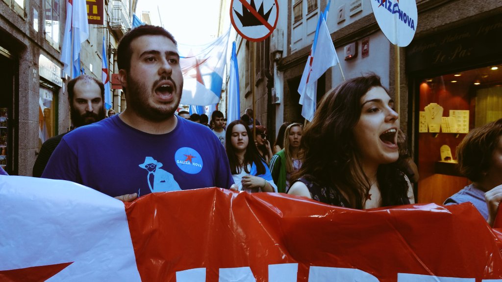 galizanova's tweet photo. Con toda a forza da mocidade na #Ruada pola #independenciaGZ 

#DíadaPatriaGalega https://t.co/6FpqWR6Wzn