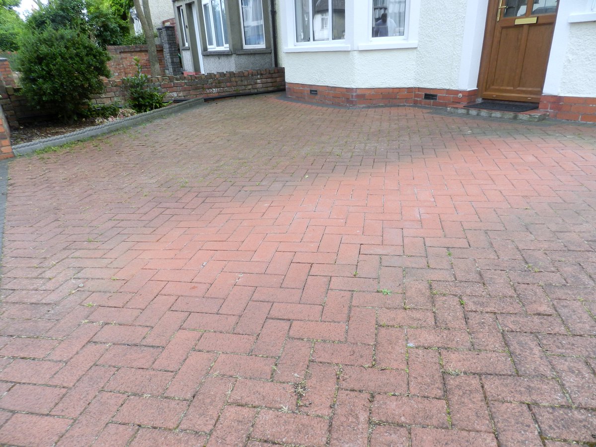 valejetclean's tweet photo. Another transformed #driveway in #Penarth. Call #ValeJetClean for you free no-obligation #jetwash quotation on 02920 700571 or 07767310618 https://t.co/vNMeJnaLqU