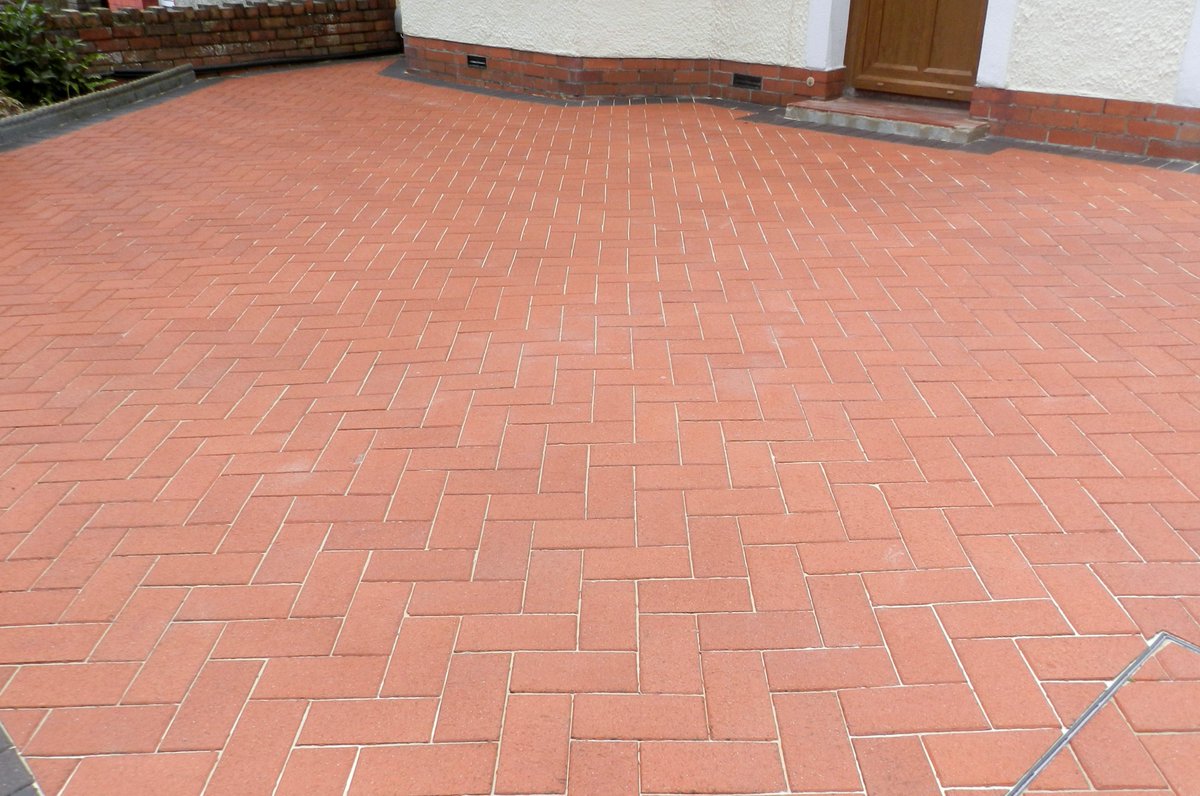 valejetclean's tweet photo. Another transformed #driveway in #Penarth. Call #ValeJetClean for you free no-obligation #jetwash quotation on 02920 700571 or 07767310618 https://t.co/vNMeJnaLqU