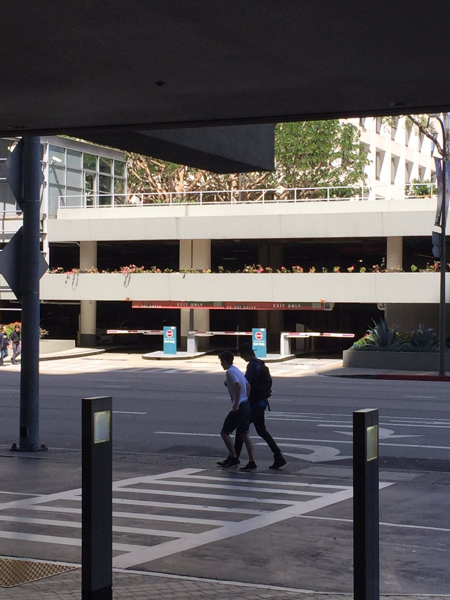 alyftfandoms's tweet photo. Fotos de Alex y Rubén caminando por LA https://t.co/sm5qrBOUrg
