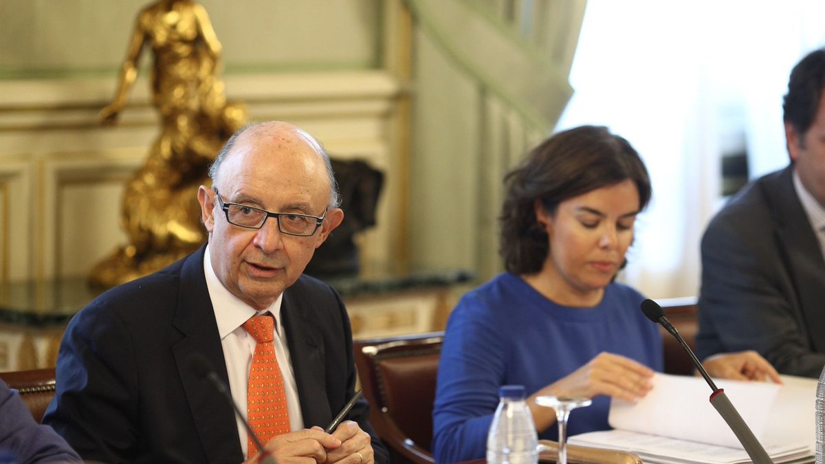 elespanolcom's tweet photo. Hacienda da 24 horas al Govern para que explique el desvío de fondos para el 1-O https://t.co/ent4WQSUkd https://t.co/P1ITwY7hCA