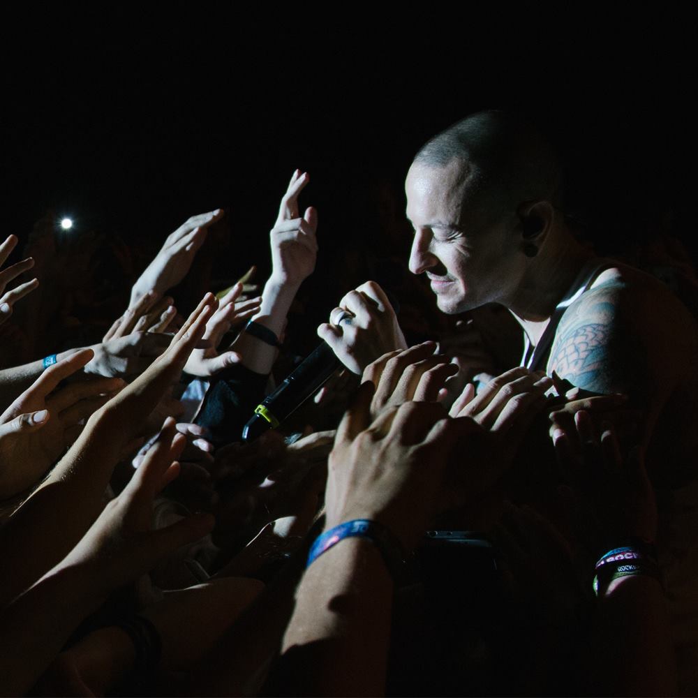 _sqward_'s tweet photo. Chester foreve in our hearts R.I.P😔🖤
From childhood I wanted to get on your concert, but it's too late...
#LinkinPark https://t.co/dASKJE5NVI