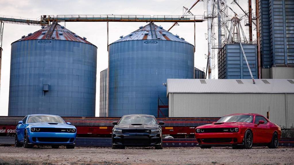 Tommyh4_'s tweet photo. Is this real life or a dodge commercial? #thatsmydodge #hellcat #charger #challenger #dfwlx #boats #rohanawheels https://t.co/aoCfVWX6qi https://t.co/ES13j8uKxf
