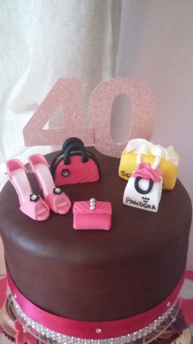 justpaul28's tweet photo. My friends 40th cupcake tree.. choc sponge with choc buttercream and choc fondant.  Handmade shoes and bags very yum https://t.co/Vbwd3P92KG