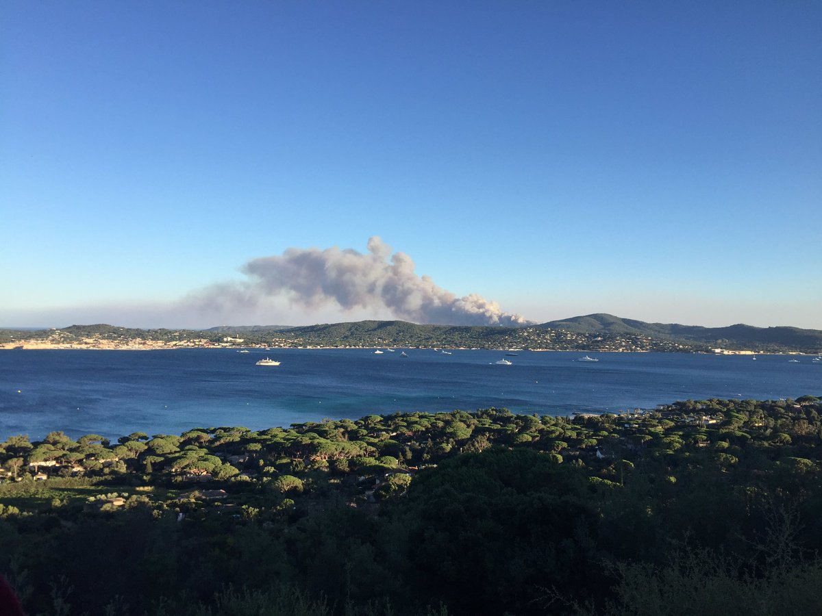 ankeseyn's tweet photo. View from Guerrevieille, start of fire, probably #ramatuelle started 10mins ago https://t.co/EZrWKrKvBy