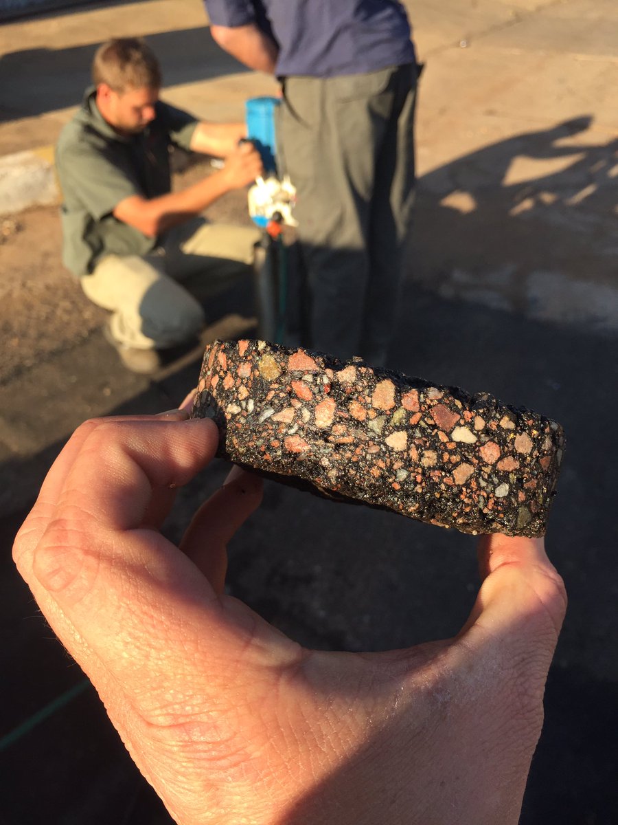 Ek wys Saterdag bietjie meer van die plavei van 'n pad met ASFALT op <a href="/ontbytsake/">ontbytSAKE kykNET</a> saammet <a href="/Dawie_Roodt/">Dawie Roodt</a> #BlackBaseRoads