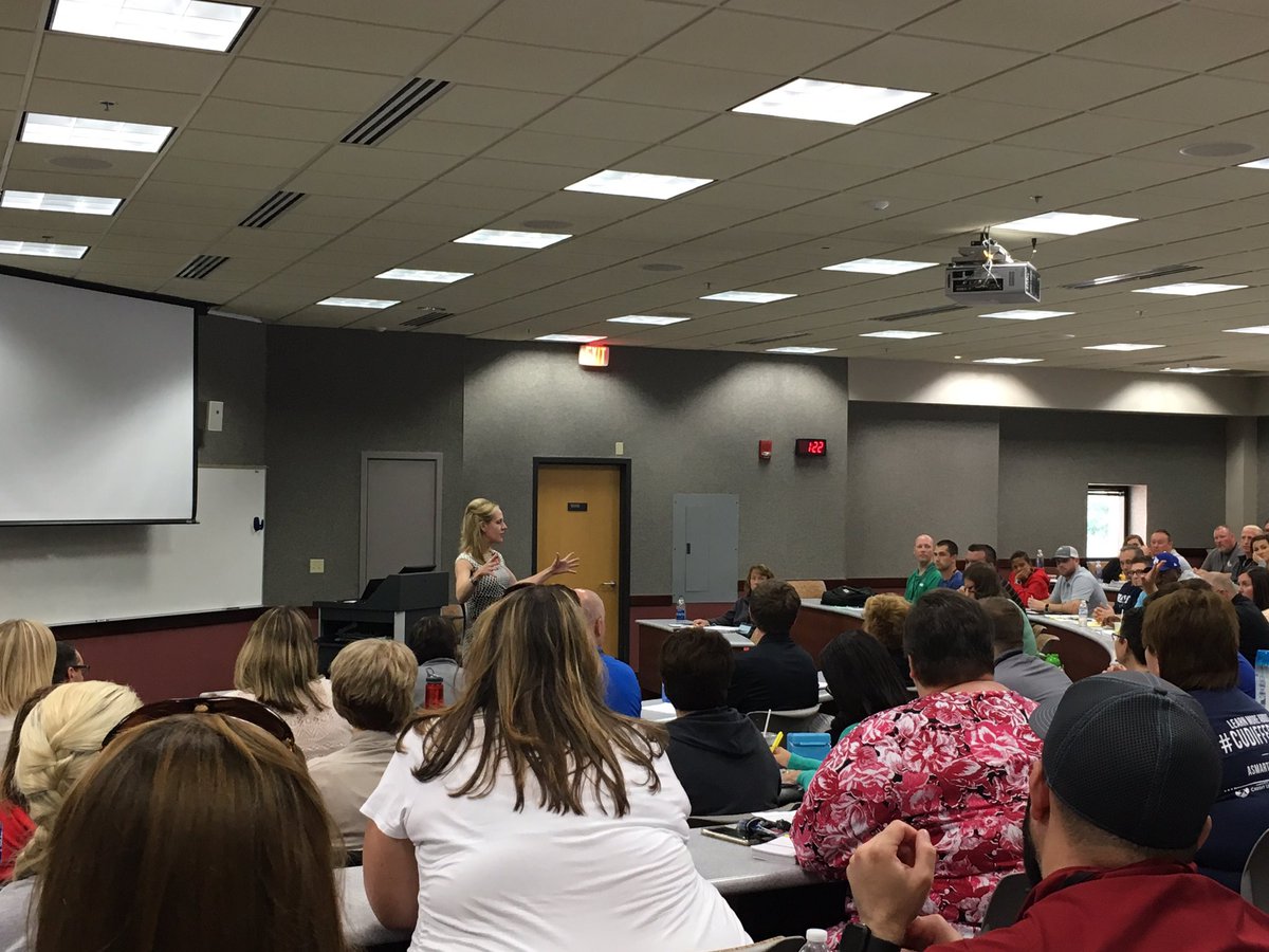 morrischris's tweet photo. "No eyes, no talk." - @StaceyHankeInc at #CUNACMS. Learning a ton about conversation &amp; presentation skills! https://t.co/GyxkKUT0GE