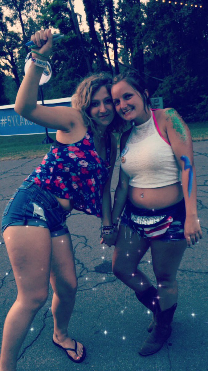 meghan_lee18's tweet photo. No regrets 😛🤙💗 #partyofthesummer #5yearslotsofbeers 🇺🇸🐴🎉 https://t.co/ROPYoeyc0R