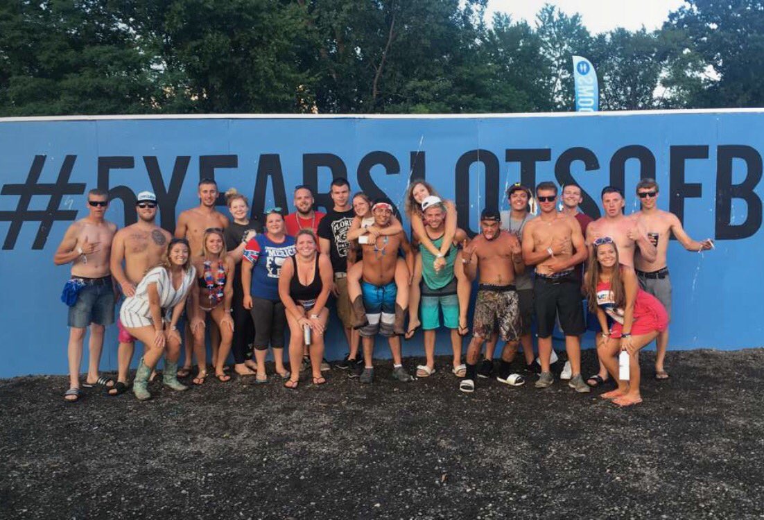 meghan_lee18's tweet photo. No regrets 😛🤙💗 #partyofthesummer #5yearslotsofbeers 🇺🇸🐴🎉 https://t.co/ROPYoeyc0R