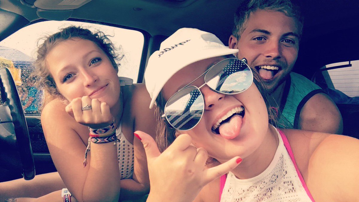 meghan_lee18's tweet photo. No regrets 😛🤙💗 #partyofthesummer #5yearslotsofbeers 🇺🇸🐴🎉 https://t.co/ROPYoeyc0R